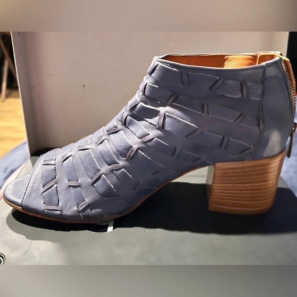 NIB SUNDANCE VERO CUOIO OPEN TOE BOOTIES